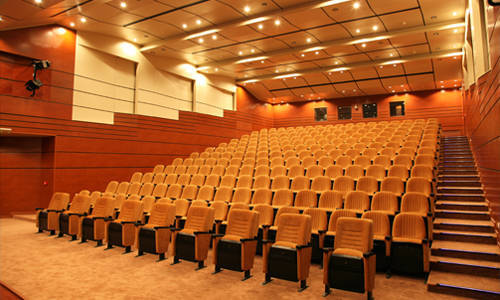 صندلی سالن های آمفی تئاتر در سالن گرادیان بندی شده